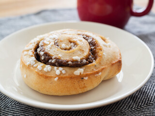 シナモンロールとホットコーヒー
