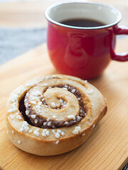 シナモンロールとホットコーヒー
