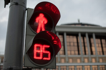 Signal to cross road. Waiting time.