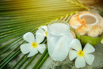 Obraz na płótnie Canvas coconut juice with young coconut. Fresh coconut water, young coconut drink .