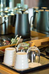 ホテルの客室のコップなどの備品の様子