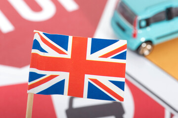 Flagge von Großbritannien, Verkehrsschilder und ein Auto