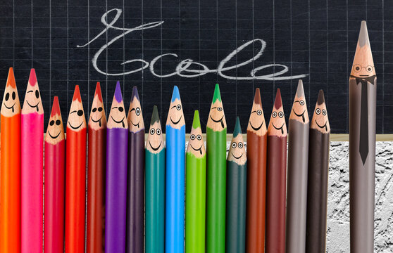 crayons expressifs devant tableau noir, concept rentr&eacute;e des classes 