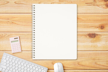 無地のノートがある机の上の俯瞰撮影