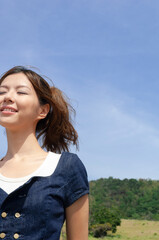 Fototapeta premium 目を閉じる女性のバストアップ