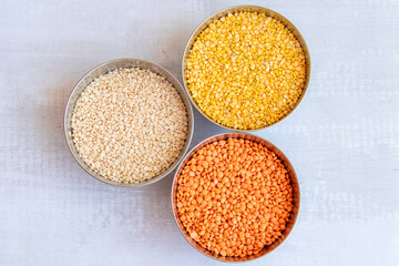 yellow lentils (Toor dal), mung dal (split mung beans), red lentils (masoor dal), vigna mungo (urad dal), split yellow chana dal (chana dal), bowls of cereal grains , group of lentils