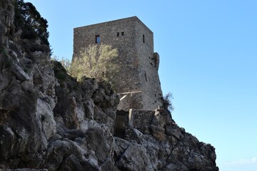 Praiano - Torre saracena di Torre Grado sulla scogliera di Vettica Maggiore - obrazy, fototapety, plakaty