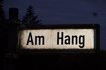 Stra&szlig;enschild in der D&auml;mmerung