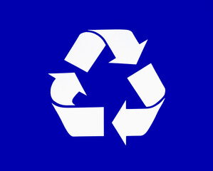 Recycled arrow icon on blue background.