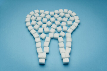 Obraz premium Kostki białego cukru na białym tle ułożone w ząb