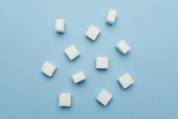 Kostki białego cukru na białym tle
