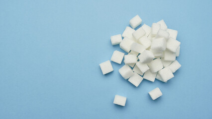 Kostki białego cukru na białym tle - obrazy, fototapety, plakaty