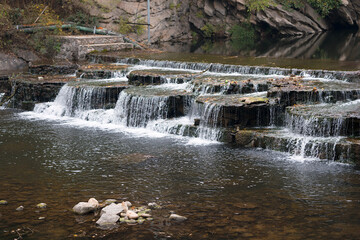 Obraz premium The spring water in the mountains flows and emits water spray