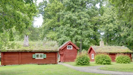 Fototapeta na wymiar église ancienne en bois debout rouge dans la campagne suédoise avec son clocher