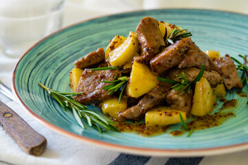 pork loin sautéed with apples, rosemary and mustard. Delicious and healthy dish.
