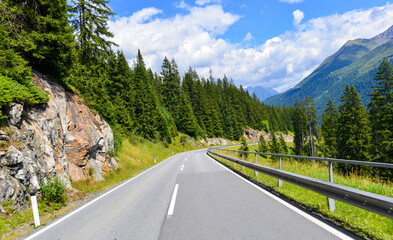 Fototapeta premium Die Arlbergstrasse (B 197) bei St. Anton am Arlberg (Tirol, Österreich) 