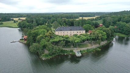 Fototapeta premium manoir sur les bords du lac Mälar (Mälaren) en Suède