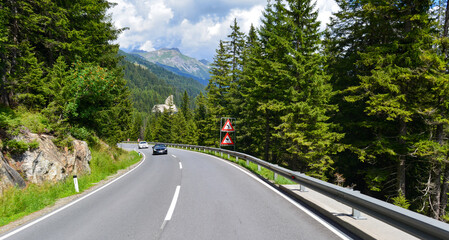 Die Arlbergstrasse (B 197) bei St. Anton am Arlberg (Tirol, Österreich)	