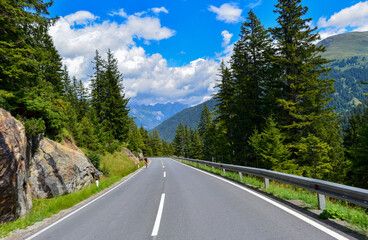 Die Arlbergstrasse (B 197) bei St. Anton am Arlberg (Tirol, &Ouml;sterreich)	
