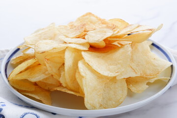 おやつは塩味のポテトチップス