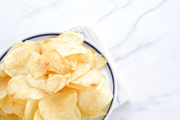 おやつは塩味のポテトチップス