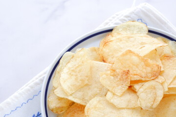 おやつは塩味のポテトチップス