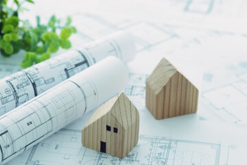 マイホームの設計図と木でできた家の模型
