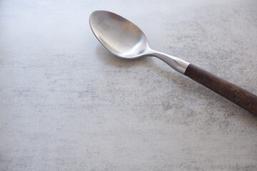 木の柄のスプーン