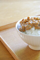 熱々のごはんに納豆をかけた納豆ごはん