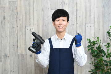 DIYをする若いエプロン姿の若い男性