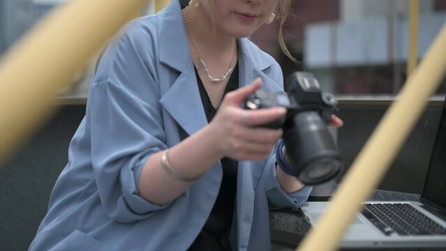 屋外で仕事をするクリエイターの女性