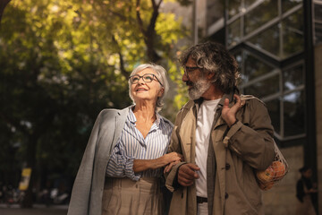 Fototapeta premium nice senior couple retired in the city carries an organic bag with fresh fruit for lunch