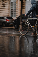 vélo sous la pluie - obrazy, fototapety, plakaty