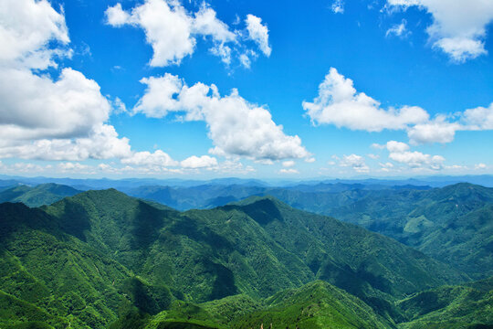 西日本一の石鎚山へと続く天空の道　UFOラインと呼ばれる愛媛県と高知県にまたがる四国の美しい尾根
