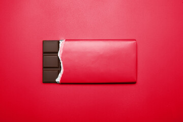 Tafel Schokolade auf rotem Hintergrund