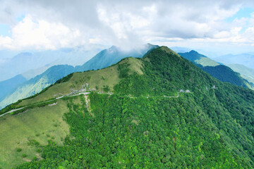 西日本一の石鎚山へと続く天空の道　UFOラインと呼ばれる愛媛県と高知県にまたがる四国の美しい尾根