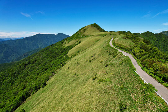 西日本一の石鎚山へと続く天空の道　UFOラインと呼ばれる愛媛県と高知県にまたがる四国の美しい尾根