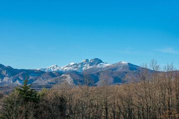 Fototapeta na wymiar snow capped mountains with blue sky
