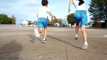 徒競走の練習をしている小学生の男の子と女の子
