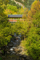 Andorra Engolasters. Monta&ntilde;as de los Pirineos. En la cima de los colores del follaje de oto&ntilde;o.