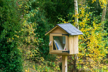 Andorra Engolasters. Montañas de los Pirineos. En la cima de los colores del follaje de otoño.