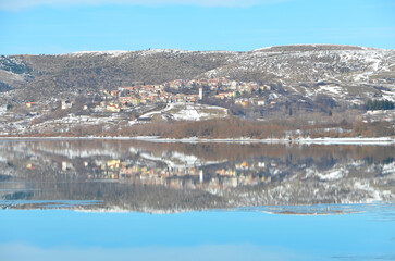 Fototapeta premium Panoramica di Campotosto in inverno