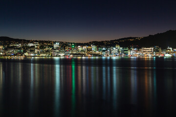 Fototapeta premium ニュージーランド 首都ウェリントンのオリエンタル・ベイから見えるウェリントン港の夜景