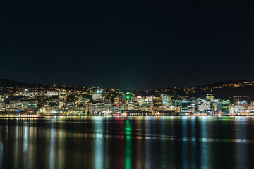 Fototapeta na wymiar ニュージーランド　首都ウェリントンのオリエンタル・ベイから見えるウェリントン港の夜景