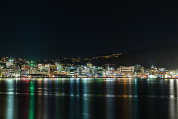 Fototapeta na wymiar ニュージーランド　首都ウェリントンのオリエンタル・ベイから見えるウェリントン港の夜景