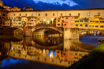 Ponte Vecchio bridge over Arno river at night, Florence, Italy - obrazy, fototapety, plakaty