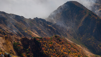 雲に包まれる稜線　那須岳　秋　紅葉