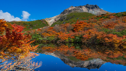 水面に映る那須岳と紅葉
