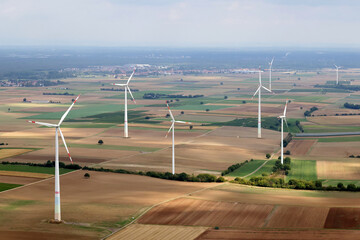 Windräder und Felder