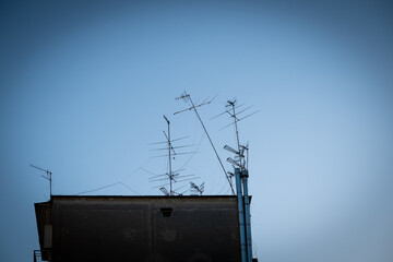 Azotea llena de antenas, Nápoles, Italia
